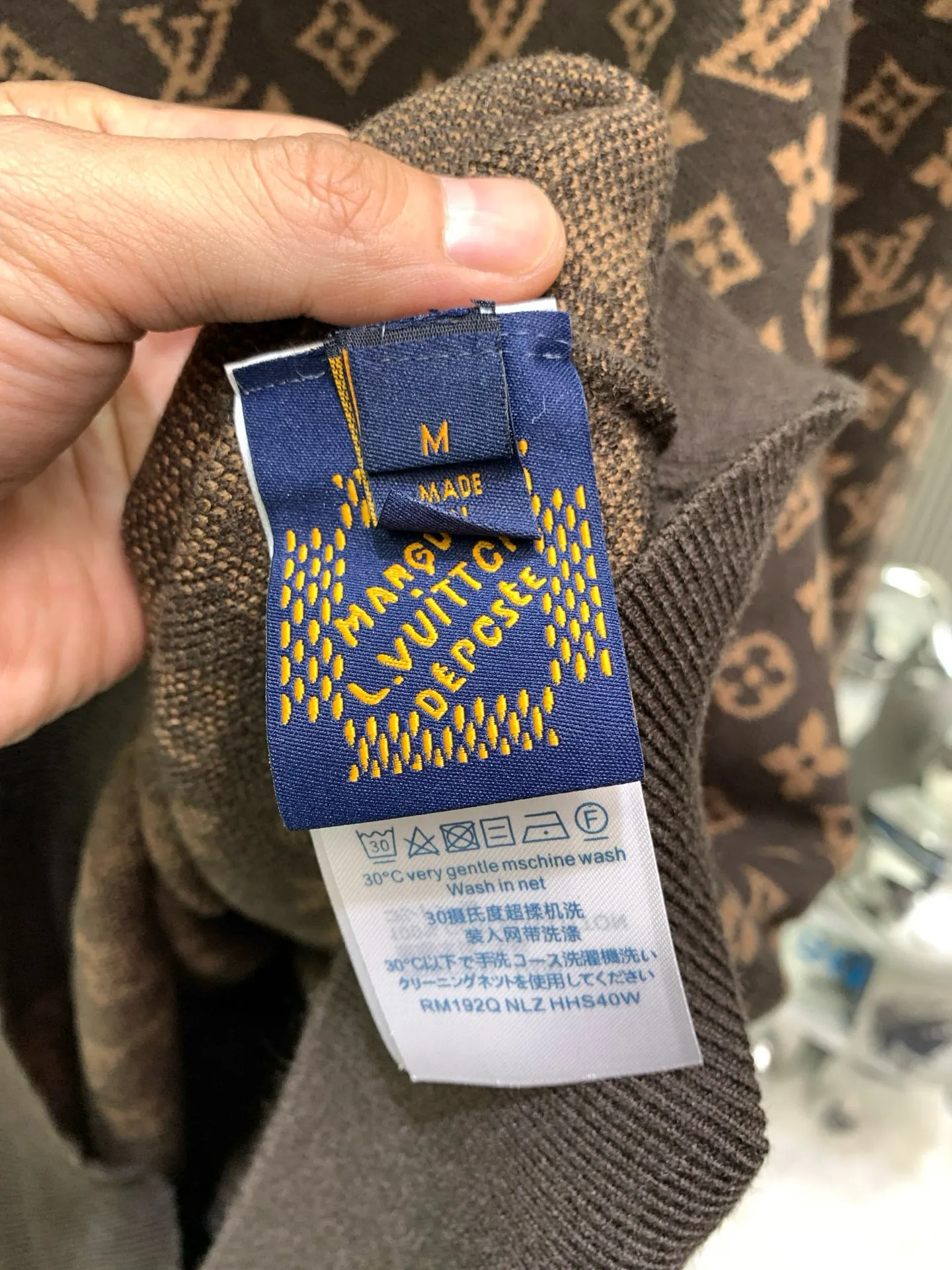 🅿️360 🀄️ Louis Vuitton SS25 new autumn products LOUIS VUITTON Louis Vuitton Logo intarsia round neck long-sleeved sweater Color-set dyed wool blended cotton yarn High weight and high density Super high quality The wool is soft, delicate and skin-friendly. It feels soft and silky. The hand feel is not ordinary. All color-set dyeing high weight cotton yarn ensures no color difference and adopts four-hole knitting method. Tight and textured, durable and non-deforming, not prone to pilling. It has a soft and warm comfort. It doesn’t stick to the body when worn alone. It’s absolutely perfect. Classic presbyopia elements. Three-dimensional heavy jacquard craftsmanship on the sleeves. It’s absolutely amazing. It can be all produced on imported looms. The details are clearly visible. The details are full. The details are mastered. Challenge the market currency. Not afraid of random comparisons. The upper body effect is very good. No matter how you match it, it looks high-end and elegant. The sense of luxury is so versatile. A must-have for both men and women🉑️